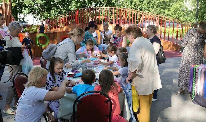 В рамках проекта «Лето в Подмосковье» в Дзержинском прошла детская игровая программа «Журавлик надежды»